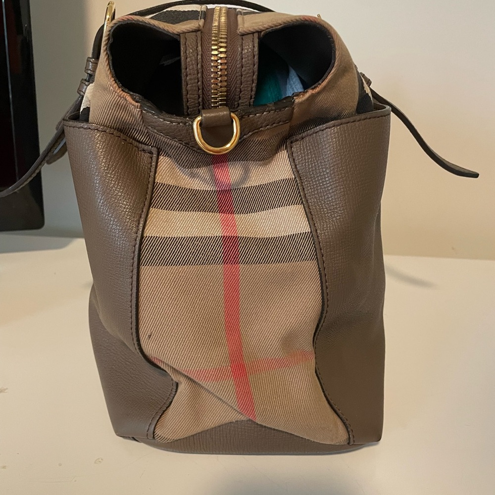 Burberry Black Leather Detail - Picture 4 of 6